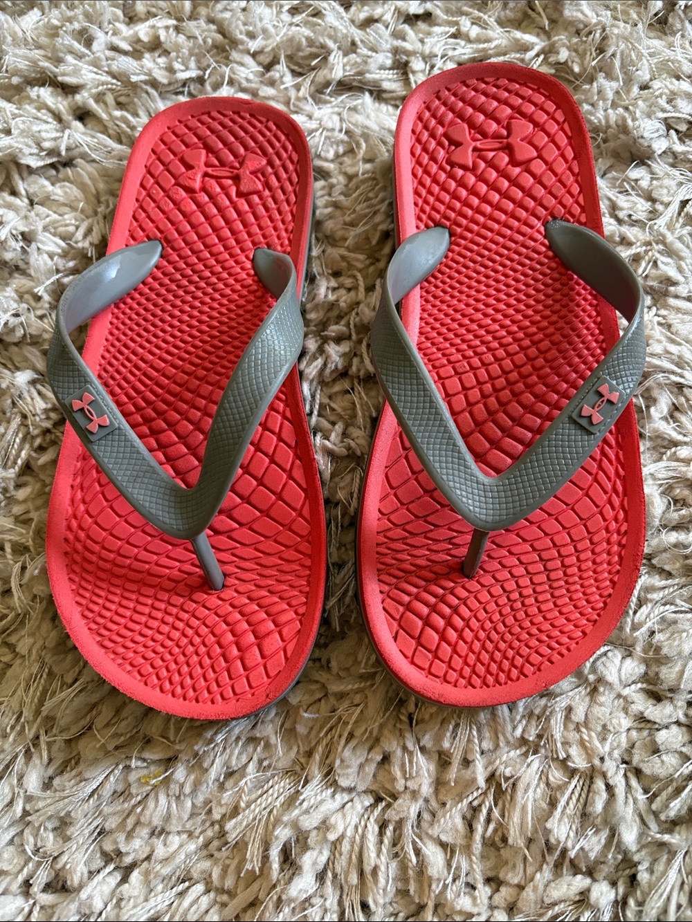 Under Armour flip flops sz Y 5/6